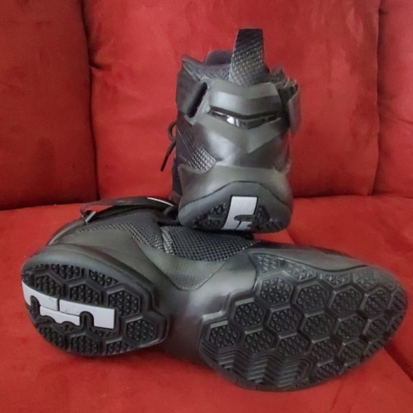 Lebron James High tops - Picture 2 of 4